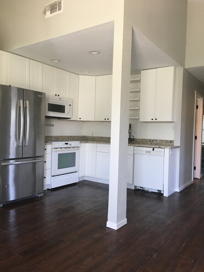 granite countertops, stainless fridge, beautiful soft close cabinetry - 5923 Whittlesey Rd