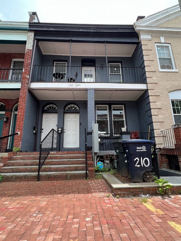 Primary Photo - Newly Renovated Split Level Row Home in Tr...