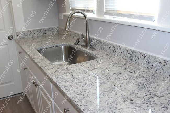 Building Photo - 2 BED & 1 BATH / PET-FRIENDLY / S8 ACCEPTED