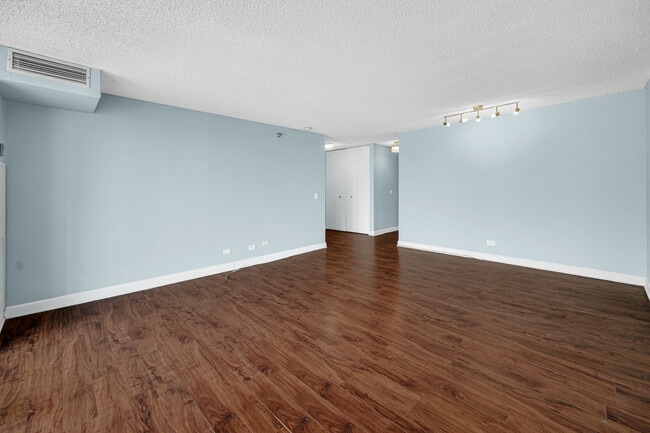 Building Photo - 200 N Dearborn St