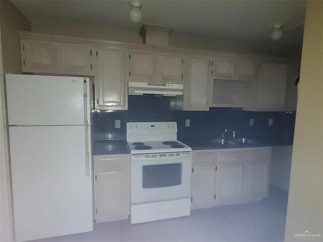Building Photo - 13 Oasis Dr