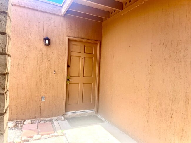 Building Photo - 5111 Paseo Las Palmas