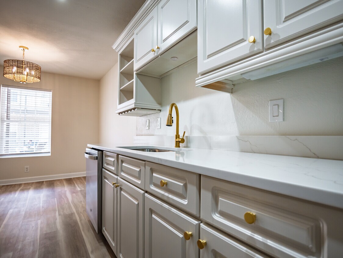 Foto principal - 1802 Jackson Ave W