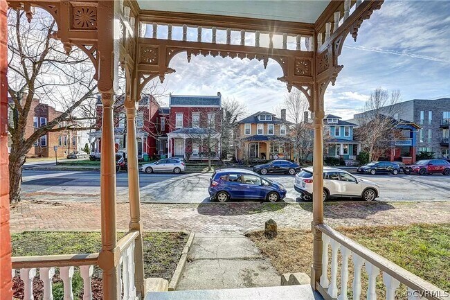Building Photo - Beautiful 4 Bedroom & 3 Bathroom Home / Av...
