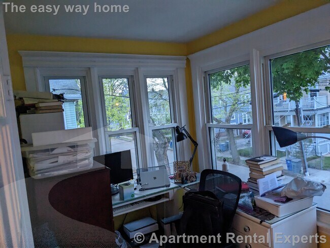 Building Photo - Huge 2+ BR with two BONUS rooms! Deleaded,...