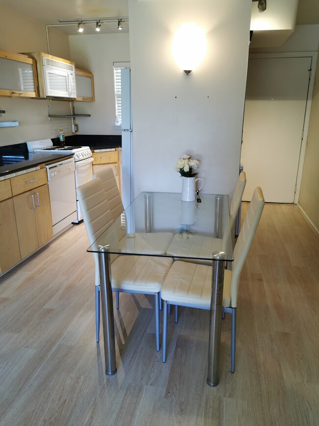 Kitchen and breakfast area - 1855 Brightside Dr