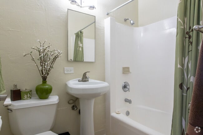 3BR, 1.5BA - 904SF - Waena Apartments