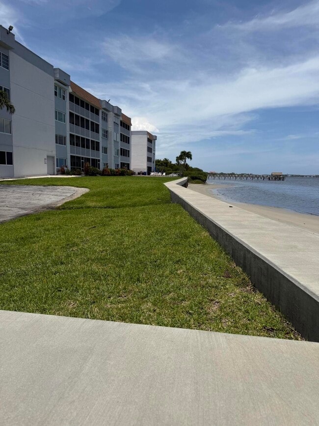 Building Photo - 1516 S Lakeside Dr