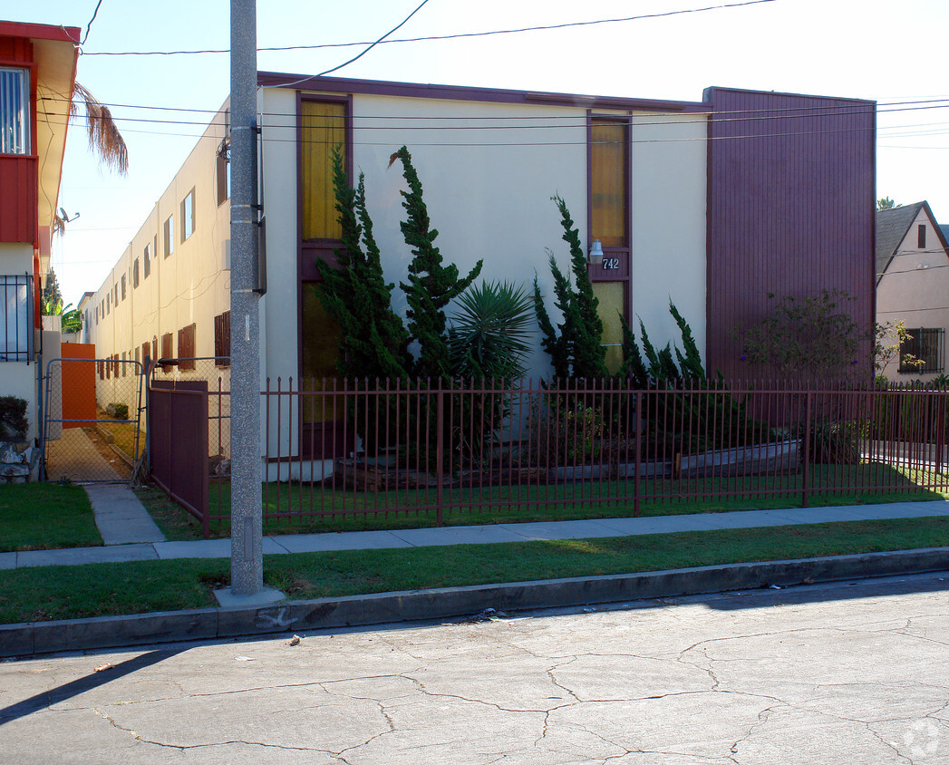 Building Photo - 742 N Inglewood Ave