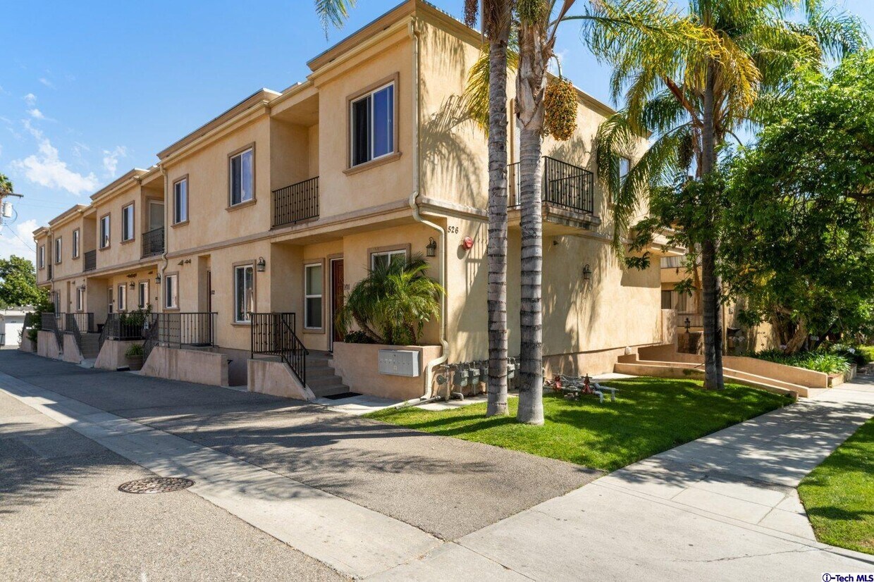 526 E Elmwood Ave Unit 102, Burbank, CA 91501 Condo for Rent in