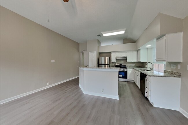 Foto del edificio - 5026 Maple Brook Ln