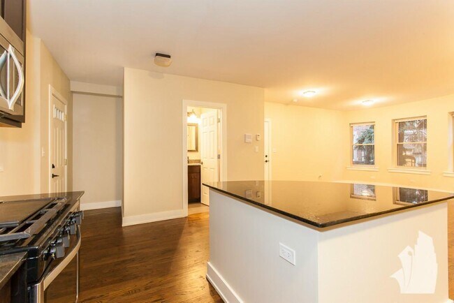 Foto del edificio - 5058 N Winchester Ave