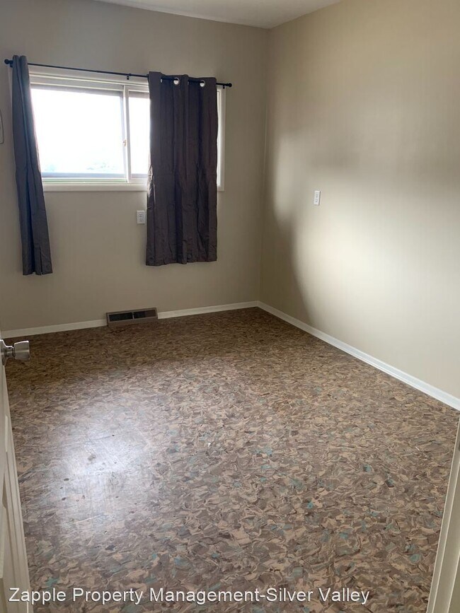Foto del edificio - 3 br, 1 bath House - 103 E Street