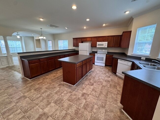 Building Photo - 3 Bed End Unit Town Home- AVAILABLE FOR FALL MOVE IN!