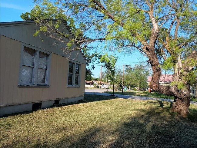 Building Photo - 600 5th Ave