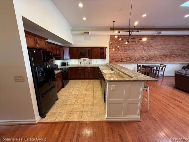 Foto del edificio - 107 W Grand River Ave