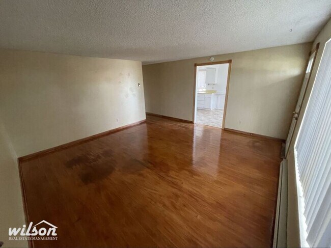 Building Photo - 3bd/1ba Home, Large Fenced Backyard, Garag...