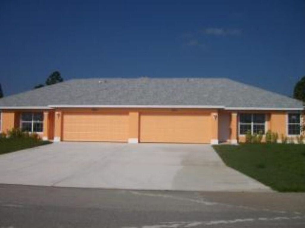 Primary Photo - 1062 Shoreland Ave