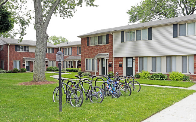 Foto del edificio - Pinewood Court Condominiums