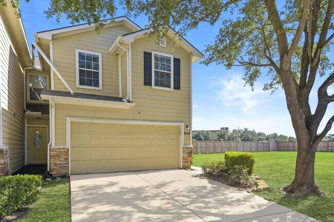 Foto del edificio - Stunning Corner Unit Townhome - Move-in special: Receive $100 off both your first and second mont...