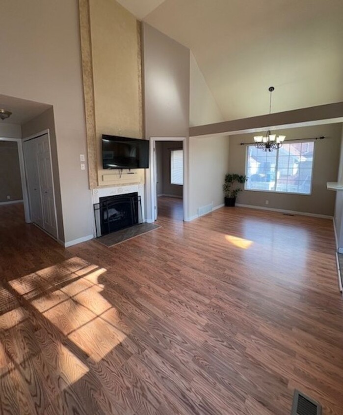 Foto principal - 2 Bedroom Townhome in Taylorsville