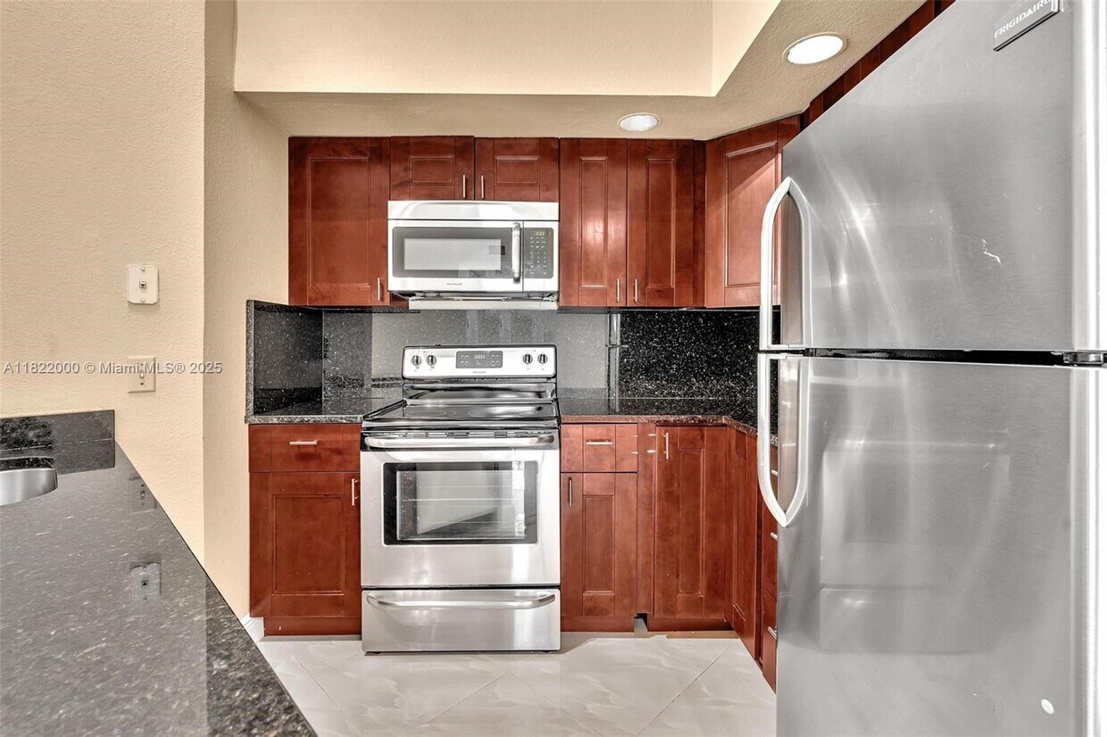 Foto principal - 3370 Pinewalk Dr N