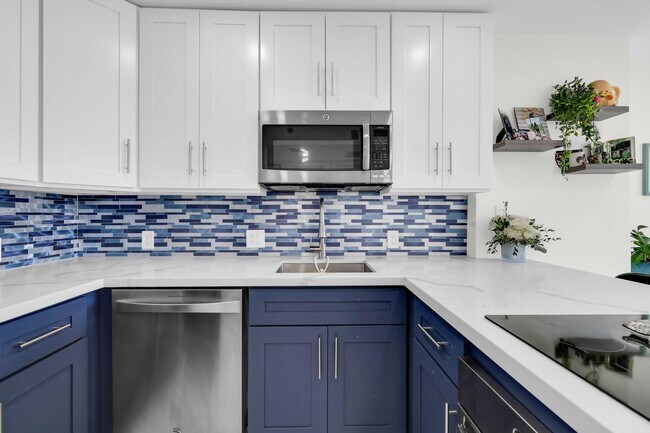 Building Photo - 20335 W Country Club Dr