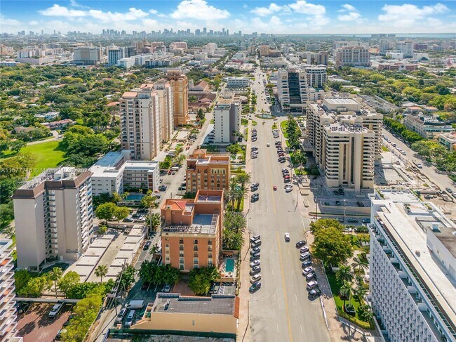 Foto del edificio - 671 Biltmore Way