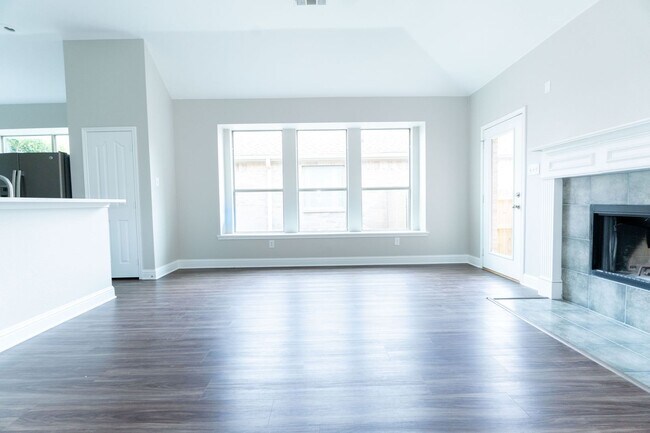 Foto del edificio - 3105 Whispering Pine Blvd