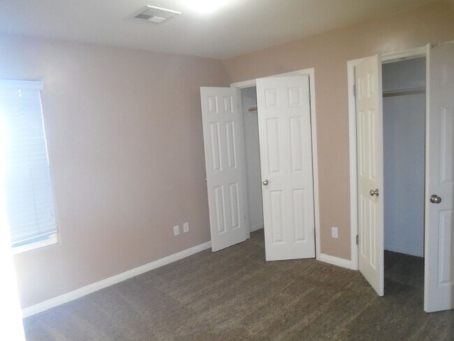 Foto del edificio - NOR - Away from the hustle and bustle but not far from Freeway 99.