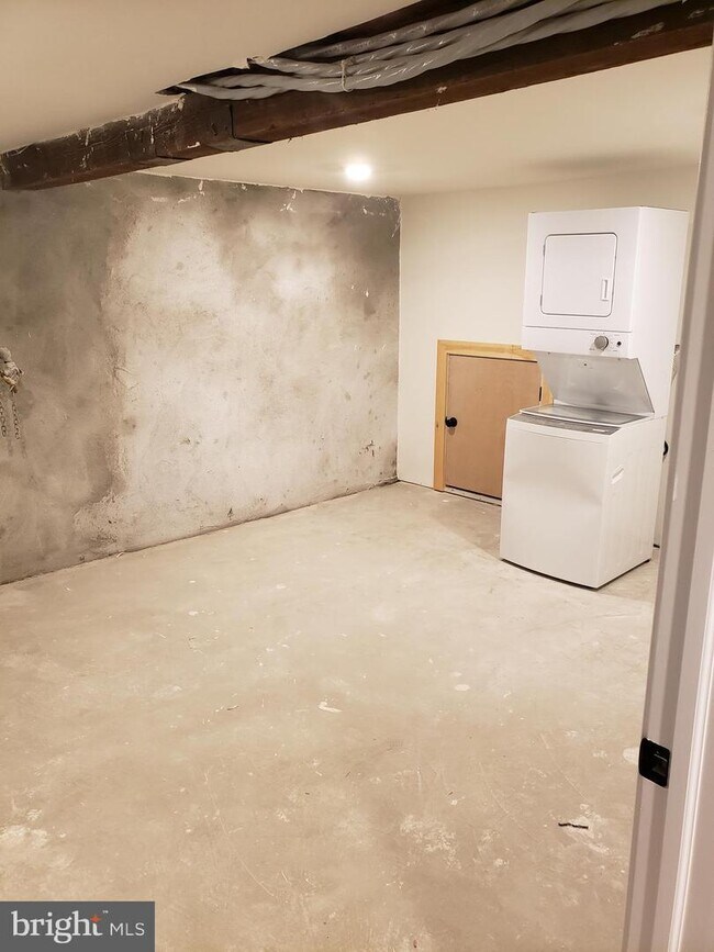 Building Photo - 125 Sumac St