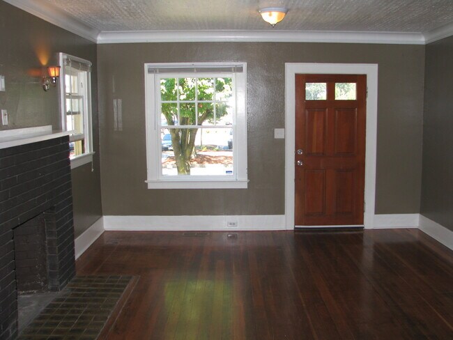 Building Photo - Three Bedroom in North Salem