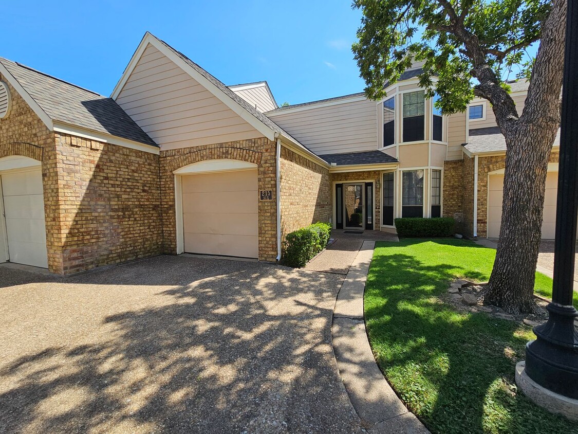 Foto principal - Easy lease with stunning view of Campion T...