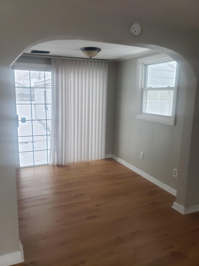 Building Photo - 305 Venice Dr