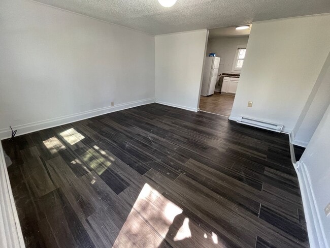 Building Photo - 2 bedroom bungalow in convenient Hillsboro...