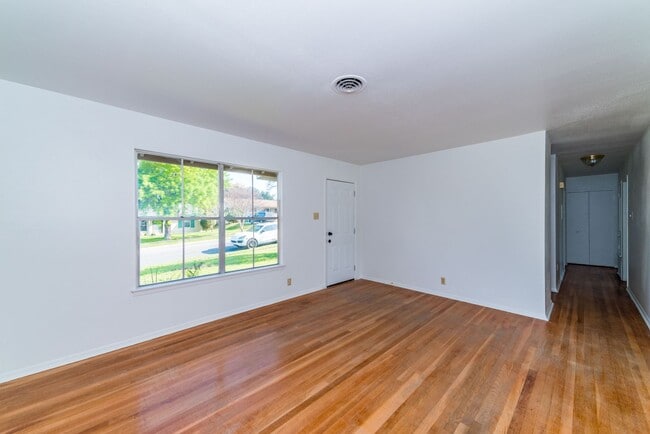 Building Photo - 3-BEDROOM IN CROWNHILL ACRES, ALAMO HEIGHT...