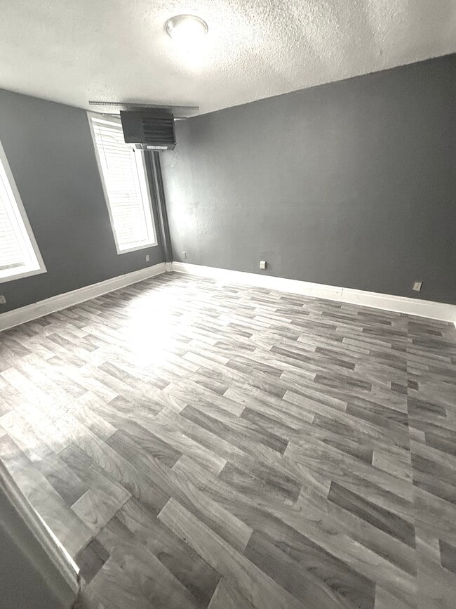 Building Photo - 820 Avenue F