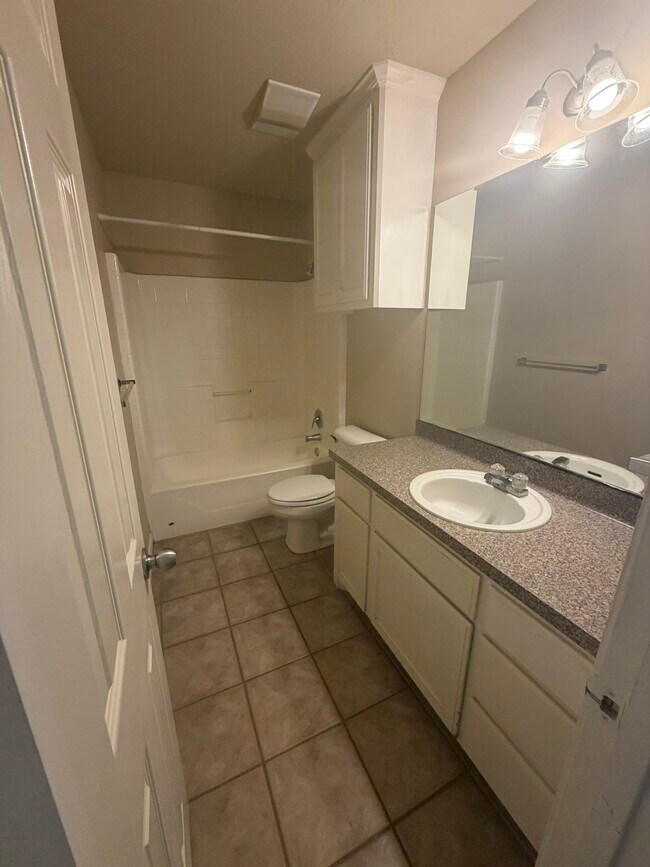 Foto del edificio - 1437 Western Oaks Ct