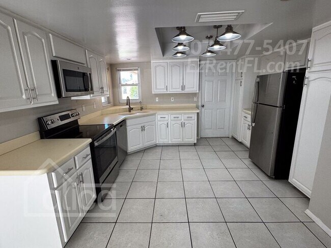 Building Photo - 2 Brentwood Ln
