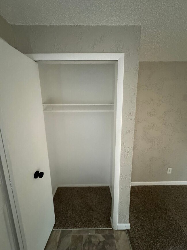 Building Photo - Three Bed, Two and a Half Bath Townhouse i...