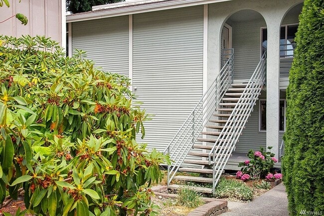 Building Photo - Great Lake Sammamish condo
