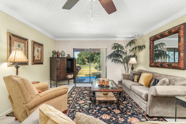 Foto del edificio - 3833 Edgewater Dr