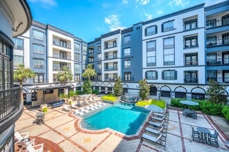 Building Photo - Calais Midtown