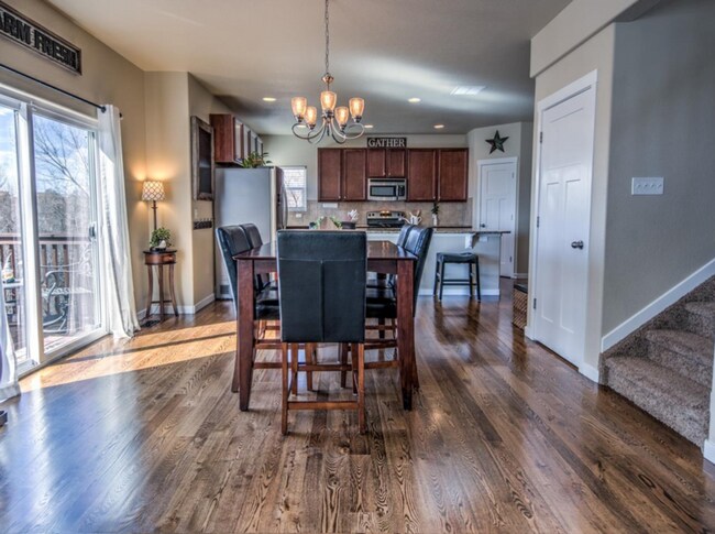 Building Photo - Super Spacious & Stylish 4BD/3.5BA Home wi...