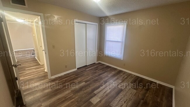 Building Photo - $800 - 2 bed 1 bath - Apartment