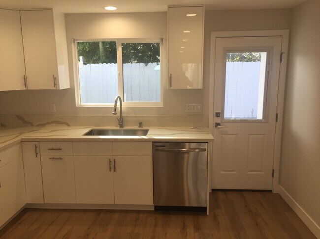Foto del edificio - 6431 Gentry Ave