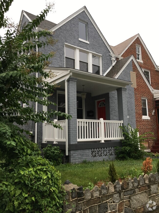 Manor Park Apartments for Rent with a Yard Washington, DC