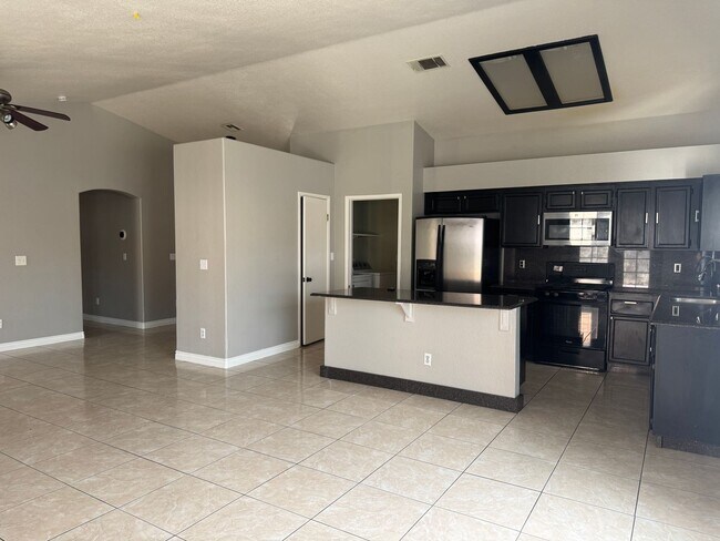 Building Photo - 5033 N Vista Del Rancho Way
