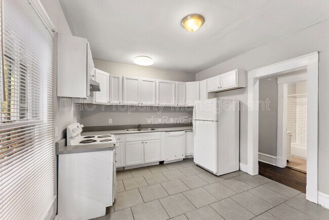 Photo - 896 Spencer St NW House