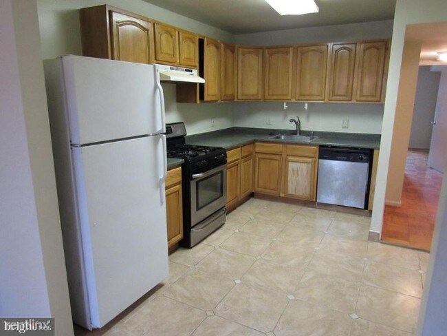 Building Photo - 818 Quince Orchard Blvd